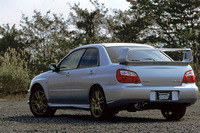 STiバージョンは、「WRX」よりも大型のリアスポイラーを装着し、WRCに出場する「WRカー」と共通のイメージとした。