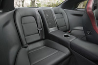 迫力サイズのリアスピーカー。これはオプションではなく、標準の6スピーカーシステムだ。
