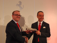 フェラーリ・ジャパンのハーバート・アプルロス プレジデント＆CEO（写真左）も登壇。「ラインナップが充実している今、顧客の多い横浜に店舗を開けるのは幸せなこと」などとコメントした。
    