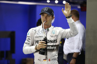 予選2位のロズベルグは、スタート前にギアチェンジがうまくできないというトラブルに見舞われピットから出走。最下位近辺での走行を余儀なくされたが、最初のピットストップで問題が解決できず今季2度目のリタイアを喫した。ハミルトンが優勝し25点を獲得したことで、22点あったリードは逆に3点のビハインドになってしまった。（Photo=Mercedes）