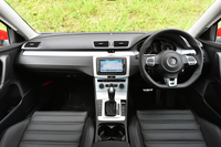 正面から見たインストゥルメントパネル。T字型に見えるチタンシルバーのデコラティブパネルは、「Rラインエディション」専用のもの。