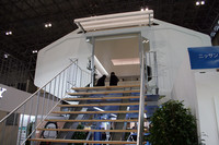 居室へは裏手に設置された階段で上がる。傾斜はわりと急。ユニバーサルデザインの観点からすれば、もうひと工夫あってもいい。