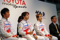 記者会見に臨む、（左から）小林可夢偉、ティモ・グロック、ヤルノ・トゥルーリ、そして山科忠氏の4人。