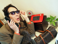 今週は1980年代クリスタル族風にしてみた筆者近影。