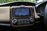 センターパネルは上向きの角度が付けられており、操作性の向上に配慮が払われている。弱酸性のイオン「ナノイー」を放出するエアコン付き（ベースグレードの「1.3X」を除く）。