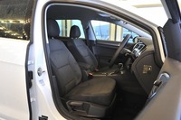 「コンフォートライン」のシート表皮はファブリック。また、シート形状は、サイドサポートの抑揚が小さい「コンフォートシート」と呼ばれるものになる。