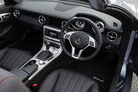 AMGスポーツパッケージが装着されたテスト車には、専用デザインのステアリングやシート、チェッカーフラッグデザインのメーターパネルなどが採用される。