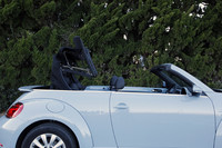 電動ソフトトップは50km/h以下なら走行中でも開閉が可能。9.5秒でオープン、11秒でクローズという所要時間は、「MINI」や「フィアット500」などのライバルを上回る短さだ。