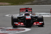 マクラーレンは予選9位のジェンソン・バトン（写真）にミディアムを、同13位のセルジオ・ペレスにソフトを履かせてスタートさせ2ストップ作戦を敢行。この奇策が奏功し、バトンは6位、ペレス8位のダブル入賞を果たした。レース後バトンは、「周回遅れのマシンが邪魔をしなければ5位フィニッシュも可能だった」と語った。（Photo=McLaren）
    