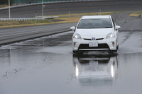 まずは新品の「GR-XI」を装着した「プリウス」でスタート。80km/hからのフル制動でも安定した姿勢のまま見る見る車速を落としていく。
    