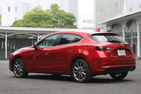 リアまわりでは、バンパー下部のデザインが変更されている。