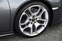 アルミホイールのサイズは、前後とも20インチ。テスト車には、カーボンセラミック製のブレーキディスクも備わっていた。
    