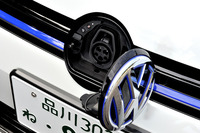 充電ソケットはフロントエンブレムの内側に装備。CHAdeMO規格の急速充電器には対応していない。