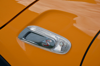 「ニューMINI」の外装のポイントのひとつ「サイドターンインジケーターエレメント」（サイドウインカー周辺）のデザインが改められた。