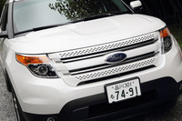 フォードのオーバルエンブレムを中央に配し、3本のバーで構成される大型グリル。「リミテッド」はボディ同色、「XLT」はシルバーとなる。