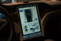 スクリーンパネルの様子。Linuxをベースに開発された専用のOSで、車両に関わるさまざまな操作が可能なほか、地図表示やインターネットブラウザーの機能も搭載する。