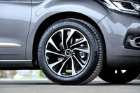 タイヤサイズは前後とも215/55R17。