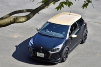 ルーフは「ブリリアントゴールド」と呼ばれる金色に塗装される。