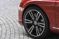 標準のタイヤサイズは275/40ZR20。試乗車にはオプションの275/35ZR21が装着されていた。銘柄はピレリPゼロ。