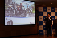 製品の特徴について説明する日本ミシュランタイヤ 二輪事業部の大井章弘氏。
    