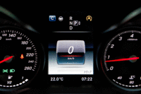 メーターパネル中央部のマルチインフォメーションディスプレイ。燃費や各種運転支援システムの情報も表示される。
    