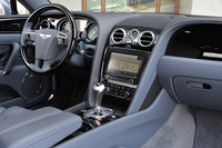 インパネのデザインは従来のイメージを色濃く残すが、さまざまな“進化”が見られる。例えば、新型ではインパネとドアのベニア（ウッドパネル）が連続するデザインとされた。これは往年の「S2コンチネンタル フライングスパー」のそれをモチーフにしている。