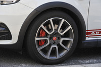 フロントブレーキは、ベンチレーテッドディスクにブレンボのキャリパーが組み合わされる。