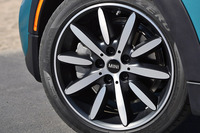 「クーパーS」の足元は7J×17インチのアルミホイールと205/45R17サイズのタイヤの組み合わせ。ホイールにはオプション含め複数の意匠のものが用意されており、オプションで7J×18インチのホイールも選択できる。