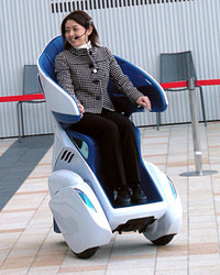 「i-REAL」を軽快に操縦するデモンストレーター。2009年11月3日、東京ミッドタウンにて。