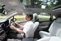 大開口が自慢の「パノラミックガラスルーフ」。ガラスには赤外線・紫外線をカットするスーパーティンテッド加工が施され、スライディングサンバイザーも装備する。「エクスクルーシブ」には標準装備となる。