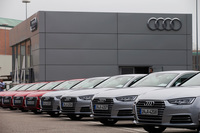 フロントまわりでは、より“つり目”になったヘッドランプや、エッジの立った六角形のシングルフレームグリルなどが従来モデルとの大きな違いとなっている。本国仕様には、全15種類のボディーカラーが用意されている。