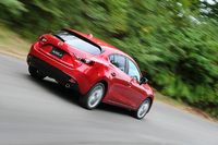 2.2リッターディーゼルエンジンを搭載する「アクセラスポーツXD」。