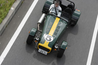 ボディはアルミ地むき出しが基本で、写真のボディペイントやストライプはオプション扱いとなる。
なお、テスト車にある5番のステッカーは、インディカーのレーシングドライバー佐藤琢磨そのひとが（彼のマシンと同じ色使いであることや、往年のロータスがレースで5番を用いたことから）貼ったもの。