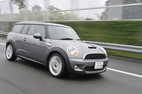【スペック】MINIクーパーSクラブマン：全長×全幅×全高＝3960×1685×1445mm／ホイールベース＝2545mm／車重＝1260kg／駆動方式＝FF／1.6リッター直4DOHC16バルブターボ（184ps/5500rpm、24.5kgm/1600-5000rpm）／価格＝321万円（テスト車＝372万7000円／アロイホイール5スターペーススポーク＝12万円／ランフラットタイヤ＝1万8000円／カラーライン・クリームホワイト＝2万8000円／インテリアサーフェス・ブラッシュアロイ＝2万6000円／レザーパンチ＝27万円／メタリックペイント＝5万5000円）