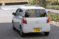 ボディーカラーは、写真の「リーフホワイト」のほか、黒、青、茶、ベージュ、銀を含めた全6色が選択できる。