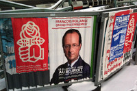 オランド氏のポスター。その昔、お札をこのように曲げて「笑う聖徳太子」として遊んだものだ。（2012年2月）