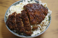 
    猪苗代駅そばの、かくだい食堂へ。レトロ感にあふれた店内で食すソースカツ丼は、ボリューム満点。（写真は、喜多方・まこと食堂のソースカツ丼）
    （写真＝ボルボ・カー・ジャパン）
    