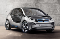 「BMW i」とは、プラグインハイブリッド車や電気自動車などで構成される、BMWの新ブランド。写真は、その先陣を切ることとなる「i3」のコンセプトカー。この段階では航続距離160kmの純EVとして発表されていた。