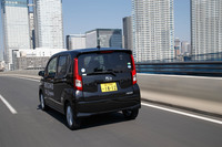 2014年12月にデビューした現行型「ムーヴ」。軽乗用車に関心の薄いコンパクトカーユーザーにも受け入れられるクルマに仕上げるため、乗り心地や動力性能を重視して開発がなされている。