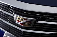 フロントグリルに輝く「キャデラック・クレスト」の奥にはレーダーセンサーが備わる。