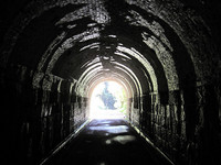 それにしても、今はクルマも通らない旧道の古いトンネルはそれなりに味がある。これは高知県土佐佐賀近くの熊井トンネル。明治38年に、土地の人がれんがを一つ一つ運んで作り、昭和14年まで県道として利用された。完成したときに地元の老人が「トンネルというのは、入り口は大きいが出口は小さいのう」と言ったというのは有名な話。