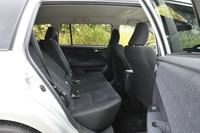 後席の背もたれは最大16度まで、8段階のリクライニングが可能。