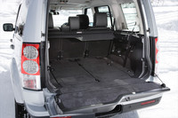 「ディスカバリー4」は、2-3-2の7人乗り。3列目シートはごらんのように収納でき、フラットな荷室が得られる。カーゴやネット、防水マットなど、荷室のオプションも豊富。