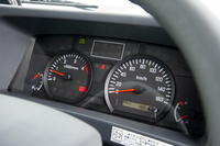 メーターは2眼式で、警告表示等のインジケーターが大きく見やすいのが特徴的。仕様に応じて、各部のデザインや表示機能が異なる。