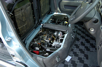 エンジンはフロントシートの下に収まる。パワートレインは新型から、全グレードターボエンジン＋4ATとなった。