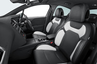 シート地は「シック」がレザーとファブリックのコンビ、「スポーツシック」がレザーとなる。オプションの「Pack Perso（パックペルソ）」を選ぶと、ツートンカラーのレザーシート（写真）が装着される。