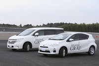 今回のイベントで、ハンドリングを試すために用意された2台。「レグノGR-XI」を装着した「トヨタ・アクア」と「レグノGRV II」を履いた「日産エルグランド」。
    