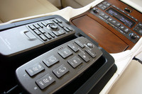 左後席のリラクゼーションシステムも、UZならではの装備。