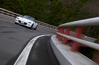 「RS」には「Sレザーパッケージ」と同じく、オートハイビームやブラインドスポットモニター、車線逸脱警報システムなどからなる運転支援システム「i-ACTIVSENSE」が標準装備される。