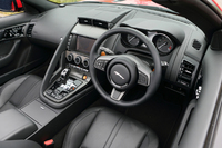 ドライバーを中心に考えた「1＋1」コンセプトのインテリア。センターコンソール脇に運転席と助手席を明確に分け隔てる“ハンドル”が備わる。